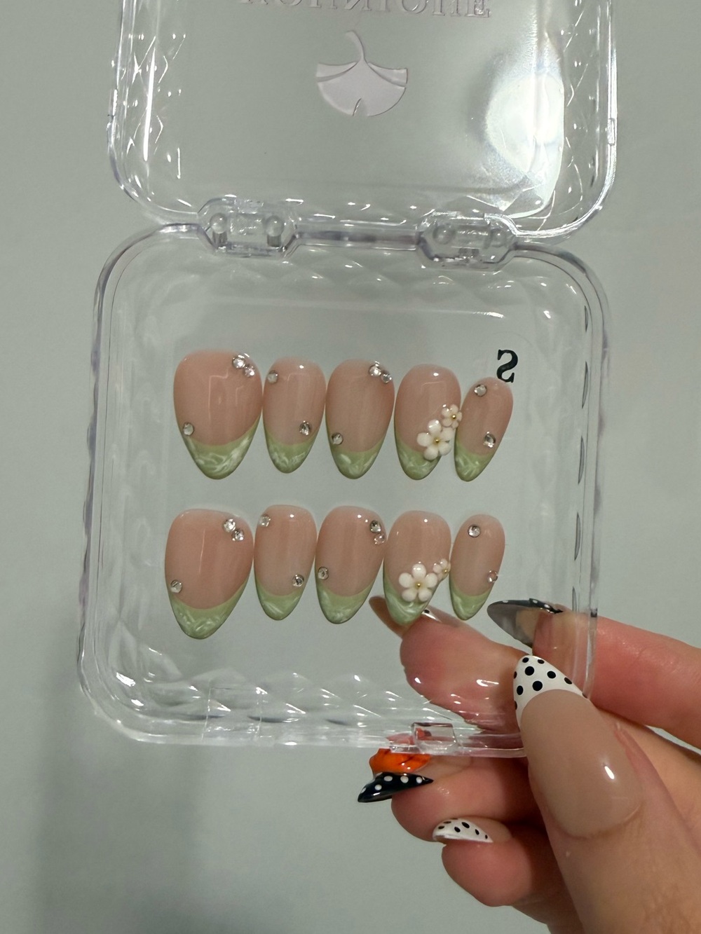 Green French-tip Daisy Press-on Nails